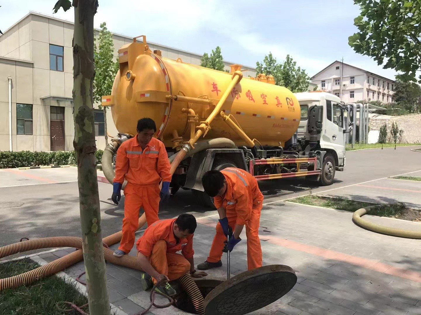 连云港管道疏通车停在窨井附近