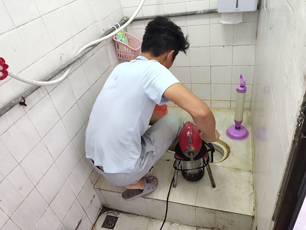 连云港管道堵塞冒臭气 专业师傅现场解决问题
