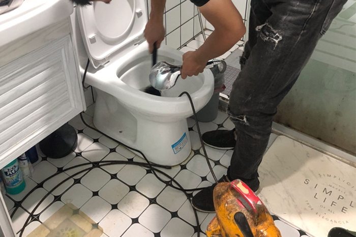 连云港马桶堵塞自己疏通还是找师傅?专业上门服务让你省时更省心